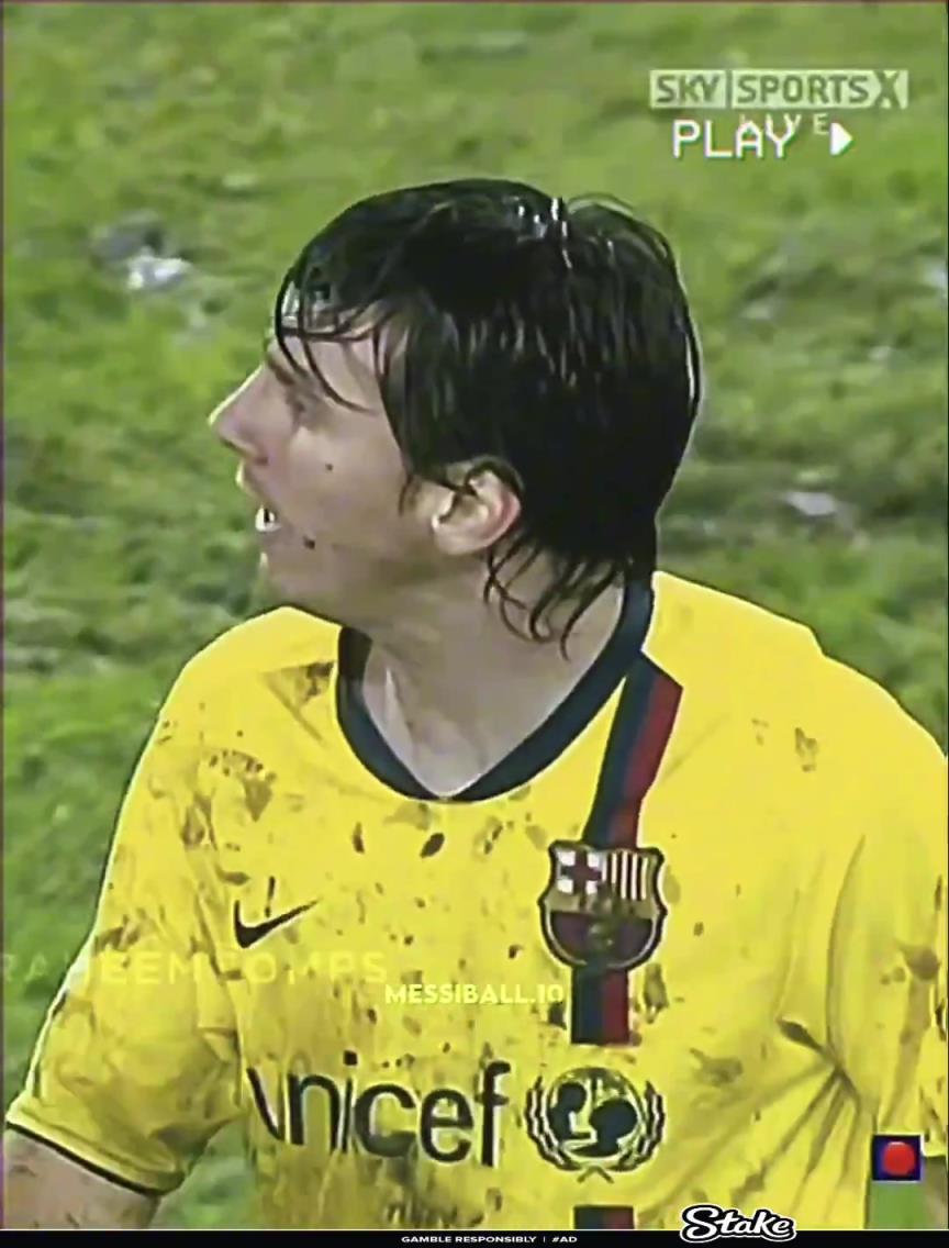 当时下着前所未有的大雨，球场上有一个水坑，梅西从水坑里拿起球